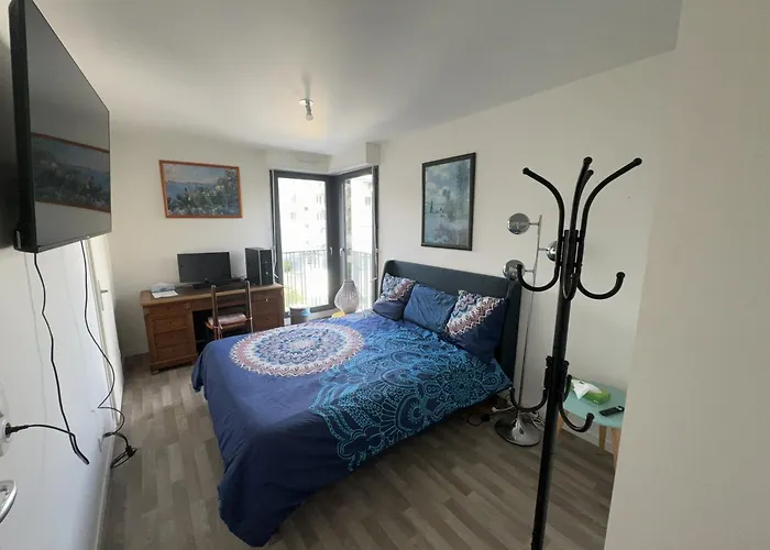 Grande Chambre 14 M2 Avec Salle De Bain Privative A Nanterre Prefecture Proche La Defense Arena Campus Sncf Et Paris