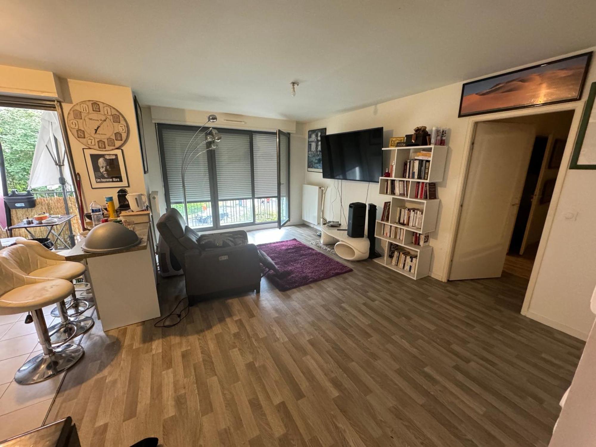 Prefectural Residence: Spacious Near La Defense